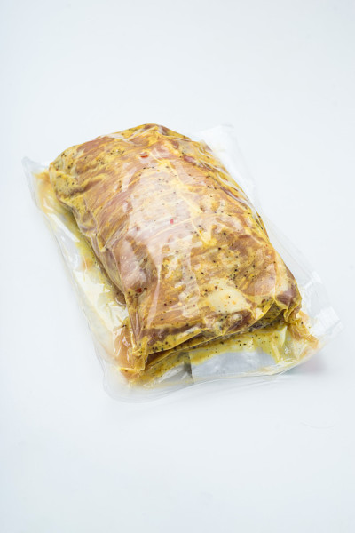 在白色的背景上用塑料切成正方形