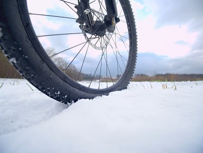 冬天下雪骑山地车。极端天气，野外路滑，近景