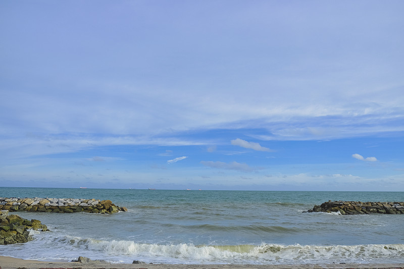 在碧蓝的天空后面，为海浪击碎的铠甲墙。