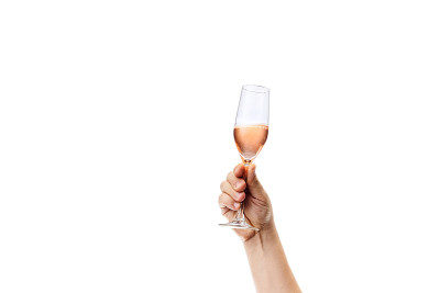 裁剪图像的男性手持酒杯与玫瑰葡萄酒孤立的白色背景