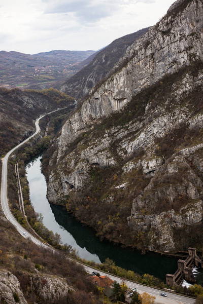 公路和铁路。河流使峡谷抛山。
