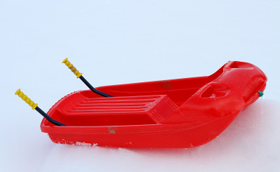 鲍勃在雪地上用坚固的塑料和钢制刹车制成