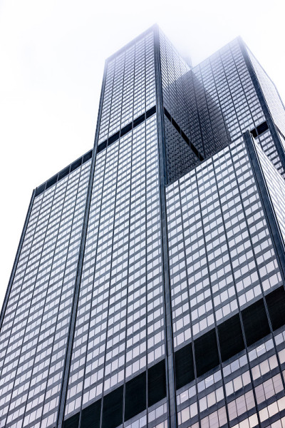 芝加哥——仰望摩天大楼有趣的单色建筑。