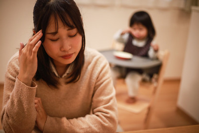 母亲们担心抚养孩子