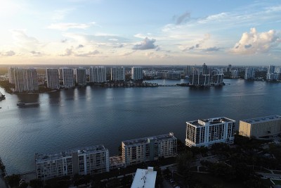 海景日落鸟瞰图。阳光群岛海滩，迈阿密，美国。伟大的景观。假期旅行。热带旅行。