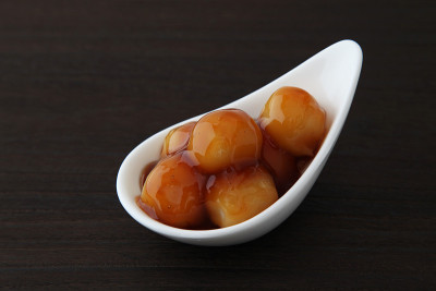 Mitarashi dango饺子日本甜食与米饭在盘子上的木桌