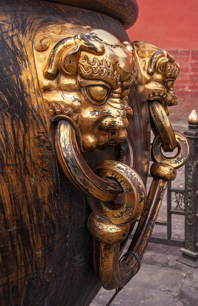 中国北京紫禁城大型金属器皿的狮头柄。