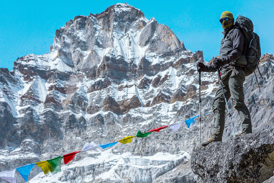 男性登山者停留在高山上的石顶