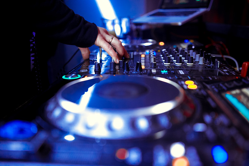 DJ播放音乐在mixer特写