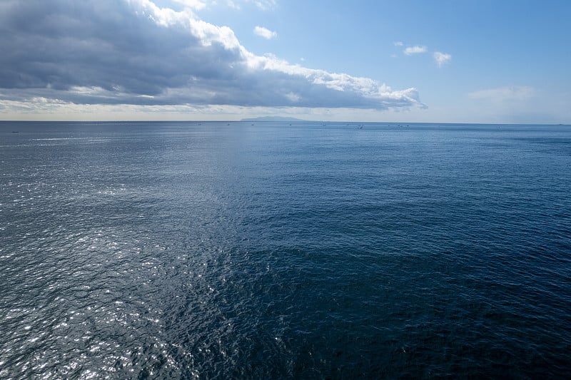 从海平面以上看到的地平线和云