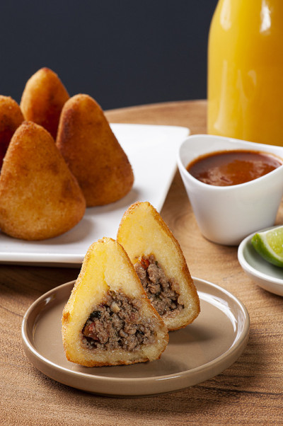 牛肉coxinha。巴西美食的开胃菜在酒吧和派对。