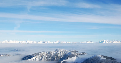 高低塔特拉斯的雪峰。