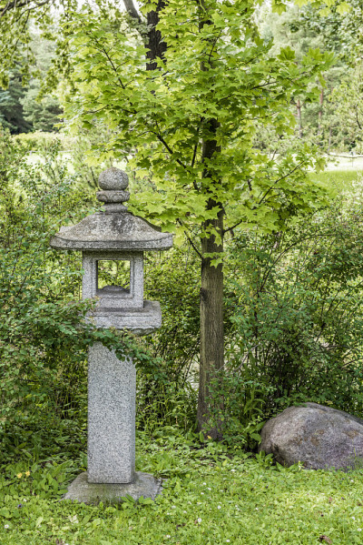 池塘岸边的石头灯笼