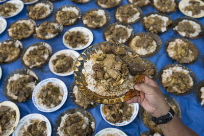 传统亚齐食物“Kuah Beulangong”/传统亚齐美食，由肉和菠萝蜜混合，吃白米饭