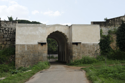 它是Srirangapatna Fort的大门之一，由Timmanna Nayaka于1454年建造
