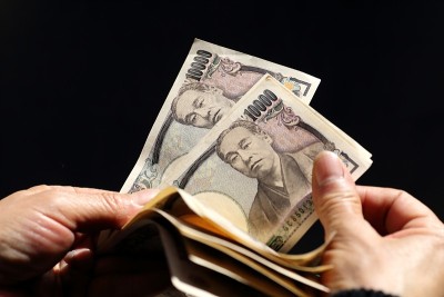 正在清点1万日元钞票