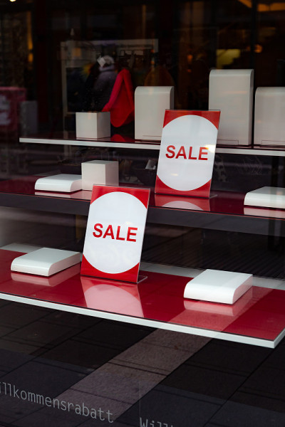 白色和红色的“Sale”字样的空白展柜