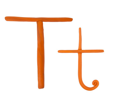 字母“T”的橡皮泥在白色的背景。