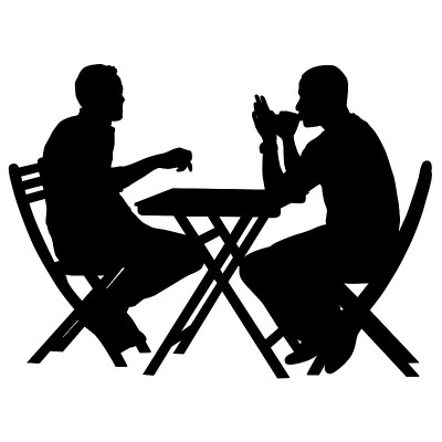 两个男人坐在白色背景的咖啡馆里