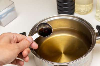 锅里的水加入调味料