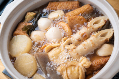日本传统的火锅配鱼饺