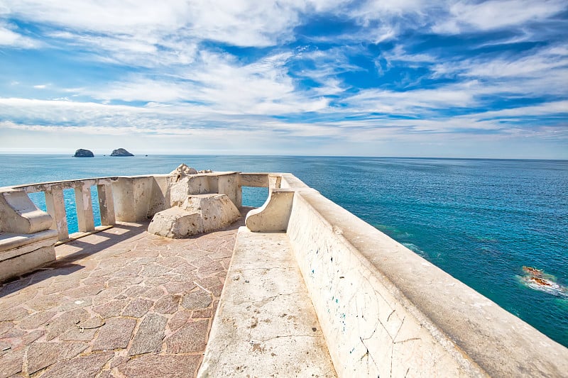 著名的巴亚尔塔港海滨长廊(El Malecon)，有海洋瞭望台和风景优美的风景