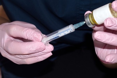 注射器注射在美容师手中