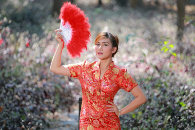 穿着中国传统服装的亚洲女孩