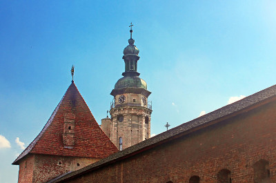 Lviv Bernardine大教堂和城墙，乌克兰