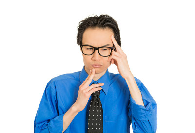 年轻的商人在白日做梦，努力回忆一些看起来困惑的事情