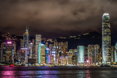 从维多利亚港眺望香港夜景