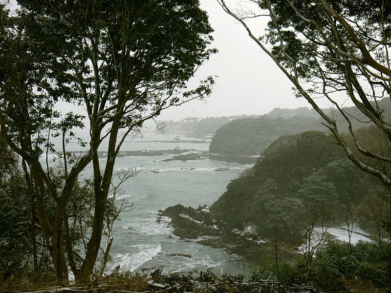 日本海多岩海岸，暴风雨天