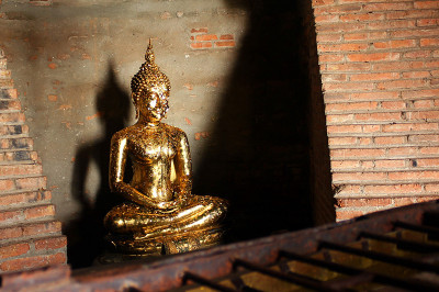 泰国大城府Yai Chai Mongkhon寺，一尊覆盖着金色叶子(wai phra)的佛像。