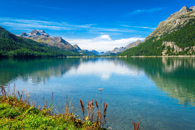 西尔瓦普拉纳湖(上恩加丁山谷，Graubünden，瑞士)晴朗的早晨