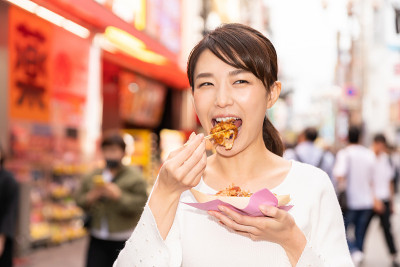 日本大阪吃章鱼烧的亚洲女人