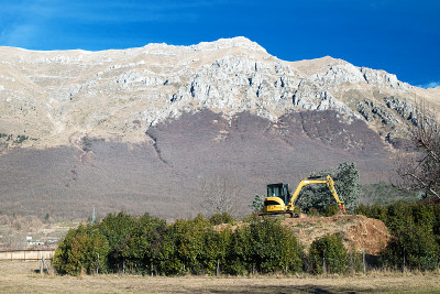 挖掘机在山