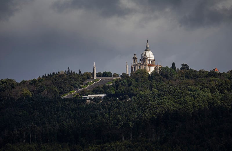 葡萄牙布拉加“Bom Jesus do Monte”的标志性大教堂“Sameiro”的景观。