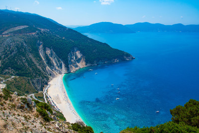 鸟瞰图的Myrtos海滩在Kefalonia ionian岛在希腊。