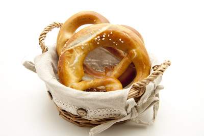 编织篮子里的椒盐卷饼