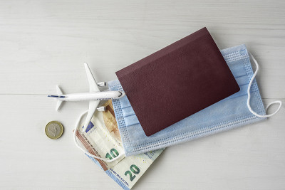 新冠肺炎假日航班旅行禁令概念详细介绍口罩和护照保护
