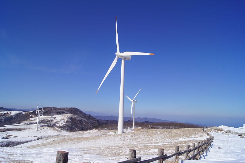 农场风车冬天雪