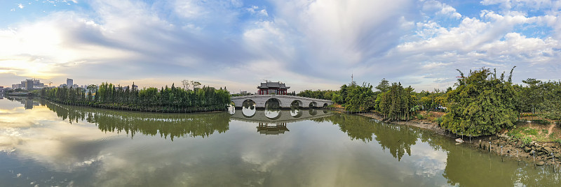 中国广东省东莞市华阳湖湿地公园的中国传统拱桥