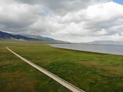 中国新疆塞里拉姆湖鸟瞰图