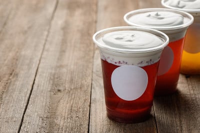 茶上面有奶油泡沫。时尚饮品