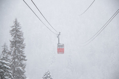 红色的小屋在高加索山脉的大雪中