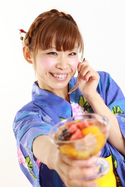 正在吃日本传统甜点的女人