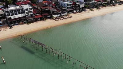 海边的渔村。鸟瞰苏梅岛典型的旅游景点，阳光明媚的日子里有纪念品商店和步行街。亚洲建筑，当地定居点无人
