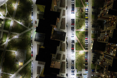 波兰西里西亚的Dabrowa gornicza，夜晚的城市，夜晚灯光下的公寓