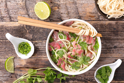 一碗面条、牛肉和香菜汤