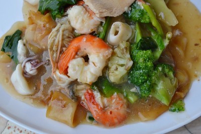 炒面配海鲜肉汁